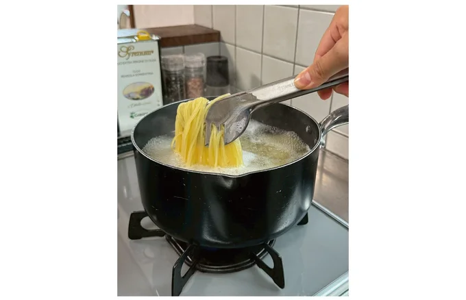 ちなみに、パスタをゆでるとき、私も、イタリアの実家でも、大鍋は使いません。直径20 ～ 24cmほどの片手鍋で十分なんです。