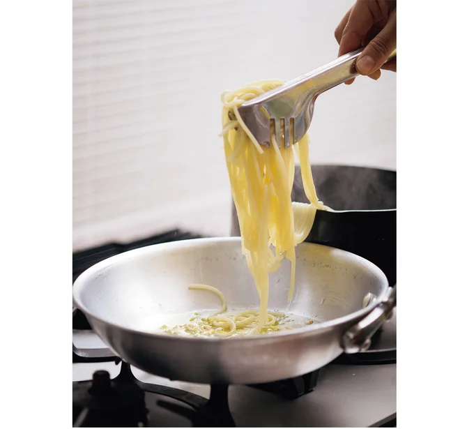 【コツ３】パスタ作りでざるは使いません。湯をきらずにトングなどで片手鍋からフライパンへザーッと移動させ、オイルと絡め、乳化させます。ゆで汁自体をパスタソースにするイメージ。