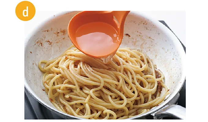 【作り方５】ゆで上がったスパゲッティを湯をきらずに加える。さらにゆで汁を100㎖加えて混ぜる。