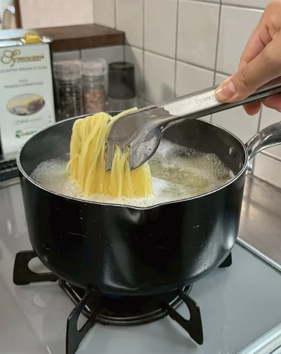 【作り方１】鍋に1.5ℓの湯を沸かし、岩塩を溶かし入れ、スパゲッティをゆでる。