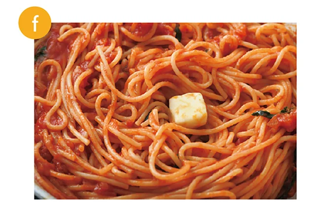 パスタがゆで上がったら、湯をきらずにフライパンに移し入れる。パルメザンチーズ、バターを順に加えて絡める 。