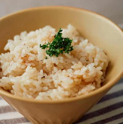 アクアパッツァの残り汁にしょうゆを加えて、ご飯を炊く水に加えると美味しい炊き込みご飯に