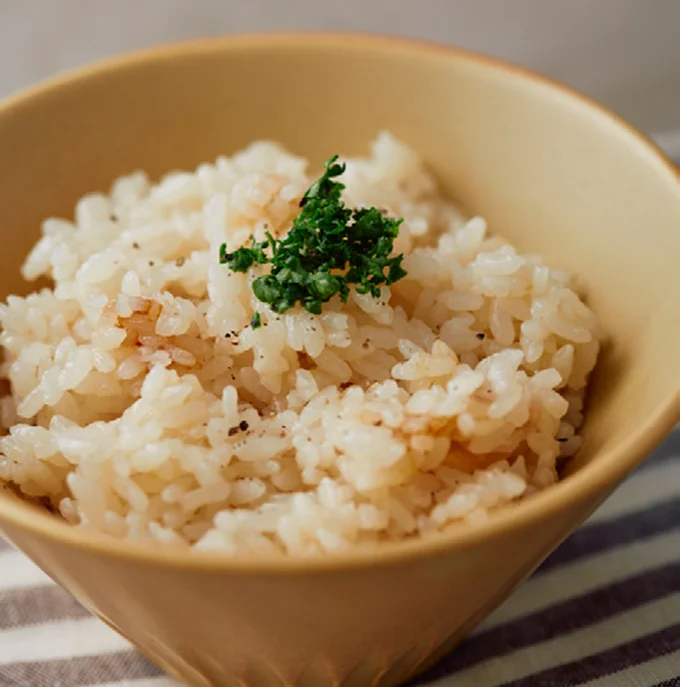 アクアパッツァの残り汁にしょうゆを加えて、ご飯を炊く水に加えると美味しい炊き込みご飯に
