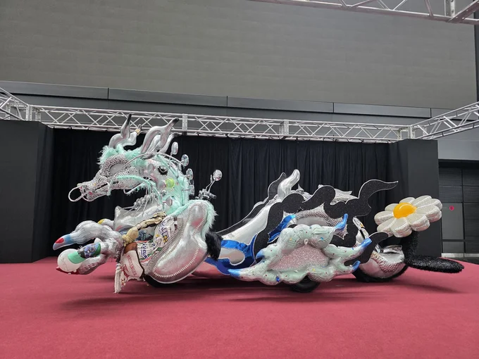 ライブで実際に使用されたドラゴンバイク。近くでみると想像以上に大きい!