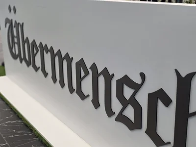 Übermenschはフリードリヒ・ニーチェによる哲学的概念で「超人」という意味
