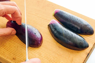 なすは皮に切り目を入れることで火の通りが早くなり、味もしみる
