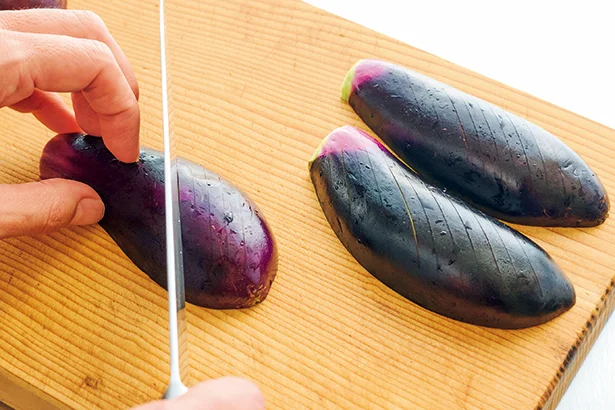 なすは皮に切り目を入れることで火の通りが早くなり、味もしみる