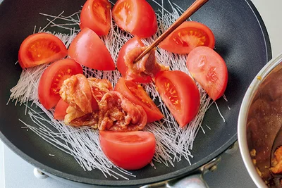 はるさめの上にトマト、味つけした肉をのせ、はるさめに具のうまみを吸わせる