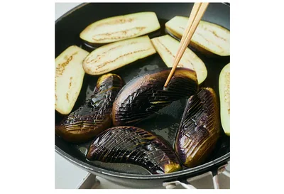 めんつゆに、削りがつおとミニトマトのだしを重ねて