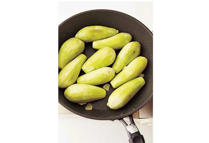 にんにくの香りを移した油で、じっくりと焼いて。