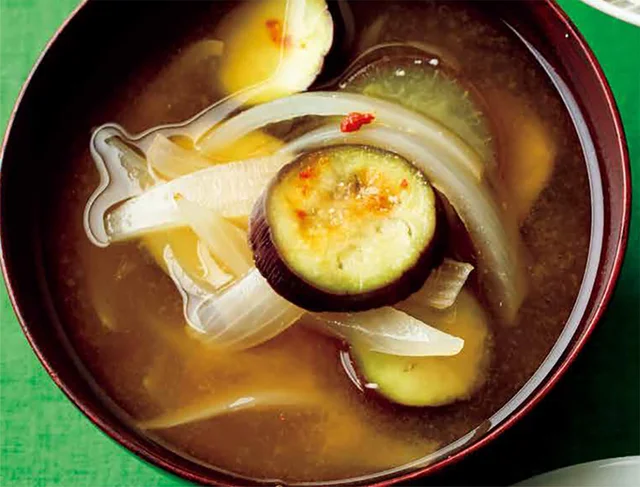 【なすで作るカンタン汁物】豆板醤の辛みが新鮮な味わいに！ 「なすと玉ねぎのピリ辛みそ汁」