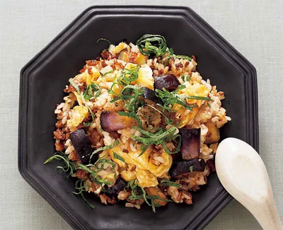 【なすが主役のごはんもの】コクのある味わいでしっかりおいしい「なすとひき肉のチャーハン」
