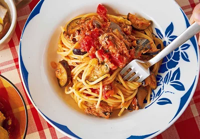 【なすが主役の麺もの】さばとトマトのうまみが溶け合う「なすとさば缶のトマトパスタ」