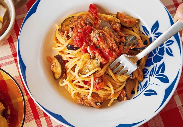 【なすが主役の麺もの】さばとトマトのうまみが溶け合う「なすとさば缶のトマトパスタ」