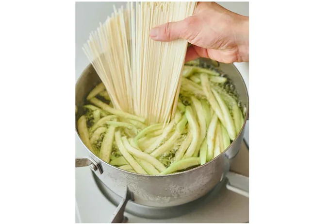なすは皮をむいてゆでると、色鮮やかに。