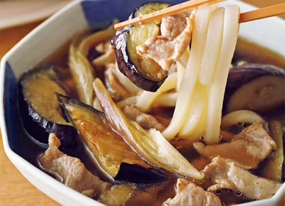 なすと豚肉のつけうどん（料理・重信初江、撮影・髙杉 純）