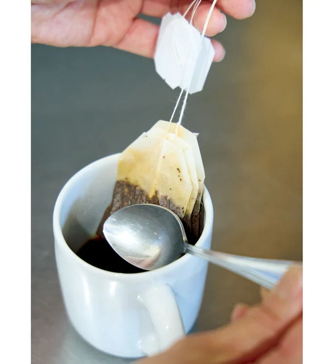 紅茶はしっかり絞って濃いめに出すと、アイスを混ぜたときに風味がよくなる