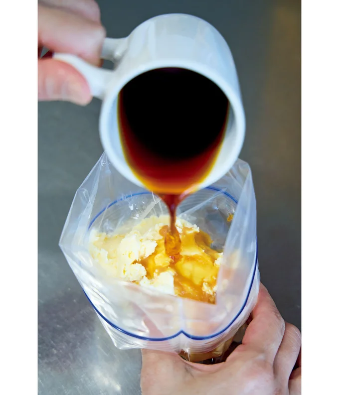 厚手の冷凍用保存袋に材料を入れて混ぜる