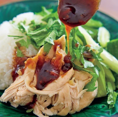 しっとりとしたレンチン蒸しどりに甘めのソースがそそる「シンガポールチキンライス」