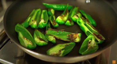 ピーマンを裏返して皮の面を焼く