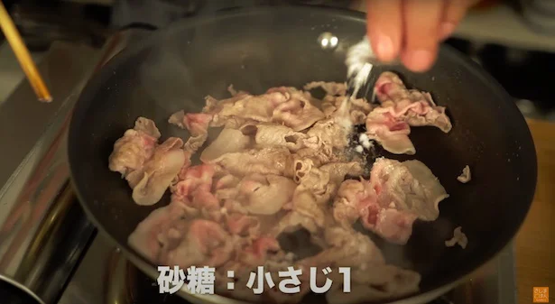 砂糖小さじ1を入れ絡める
