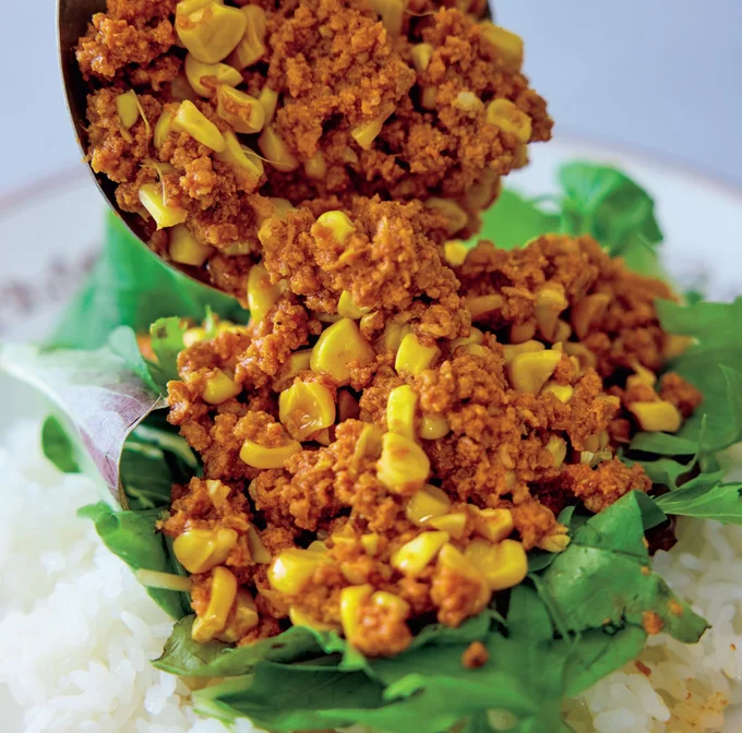 器にご飯を盛ってベビーリーフをのせ、カレーをかける