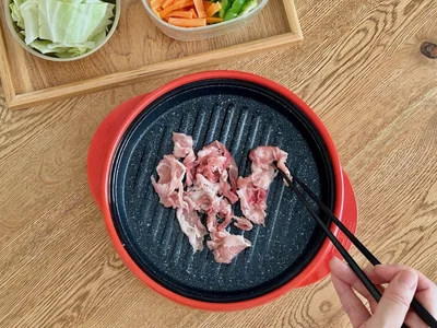 まずはお肉をプレートに並べます