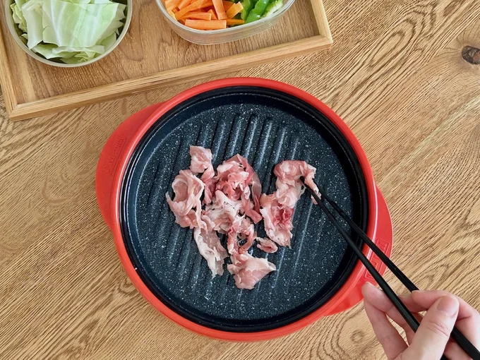 まずはお肉をプレートに並べます