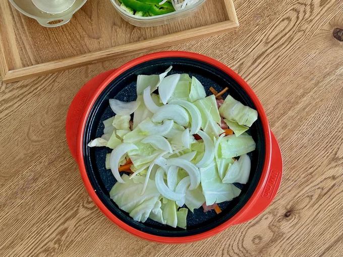 野菜は、にんじん、キャベツ、玉ねぎの順にのせる