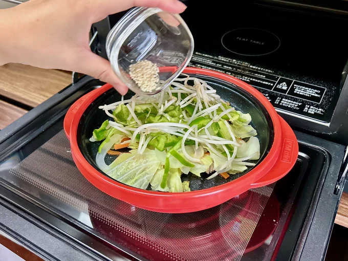 いったん取り出して、ピーマンともやし、調味料を加える