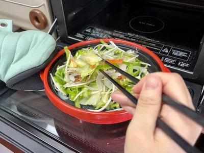 混ぜ合わせたら、再び電子レンジで加熱します