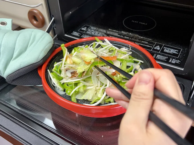 混ぜ合わせたら、再び電子レンジで加熱します