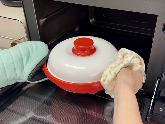 取り出す時は、やけどしないようミトンなどを使って