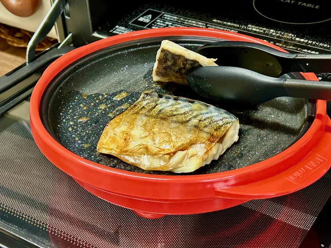 ひっくり返すと香ばしい焼き目が!!再びフタをして、電子レンジで加熱したら…