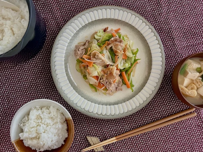 マグポットでつくったご飯&お味噌汁に、レンジメート プロでつくった野菜炒めの献立