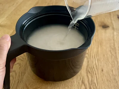 マグポットにお米とお水を入れます