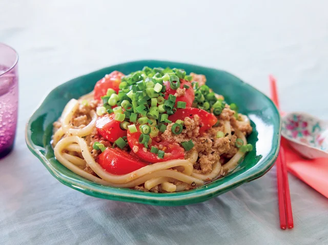 濃厚な肉みそに爽やかなトマトをさっと混ぜて「トマト麻婆うどん」
