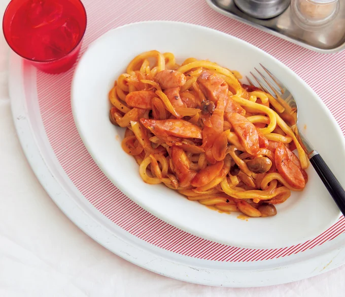 ラップをかけずにレンチンしてもっちもちの食感に♪「うどんdeナポリタン」