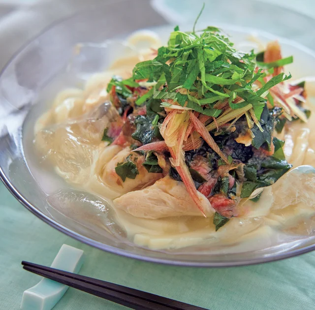 すがすがしい香りが夏バテ気味の胃腸を刺激「薬味たっぷり梅ささ身うどん」