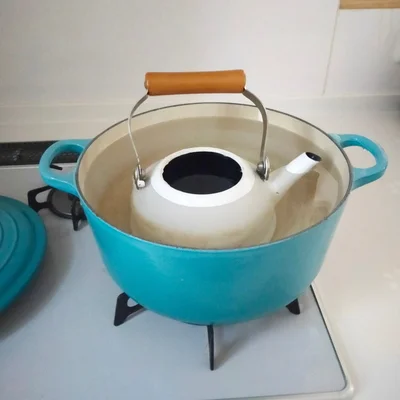 やかんがすっぽり入る大きな鍋　▶ここに入れるのが…