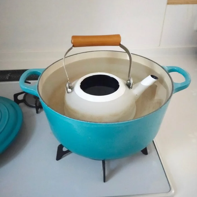 やかんがすっぽり入る大きな鍋 ▶ここに入れるのが…