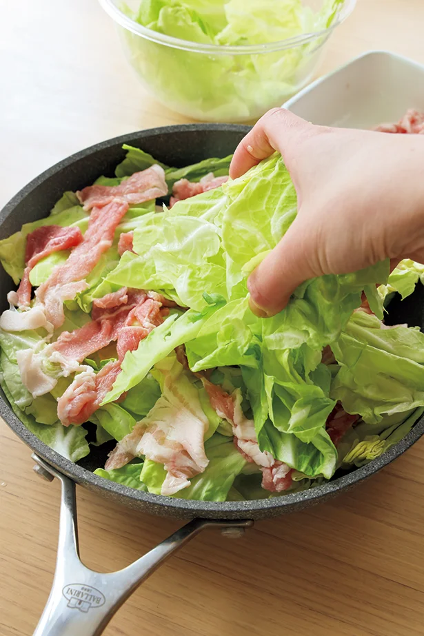 キャベツ、豚こまの順に重ねて広げ入れて