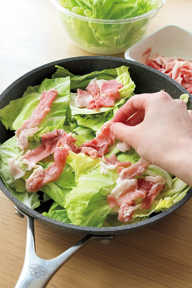 豚肉はキャベツの上に広げるようにのせ、肉のうまみがキャベツにしみるようにする
