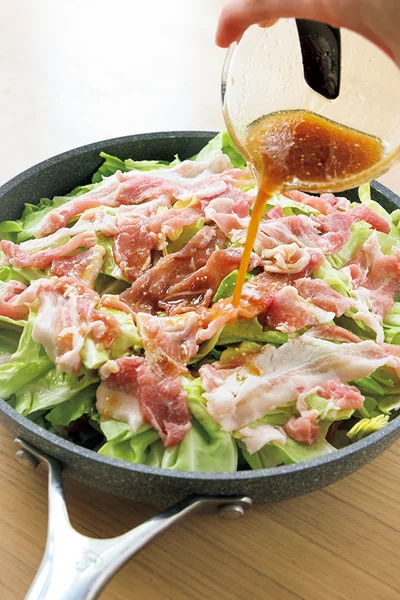 塩だれは全体にいきわたるように回しかけて