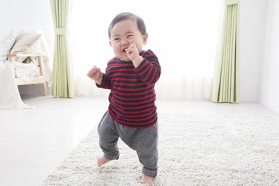 よちよち歩きの赤ちゃん