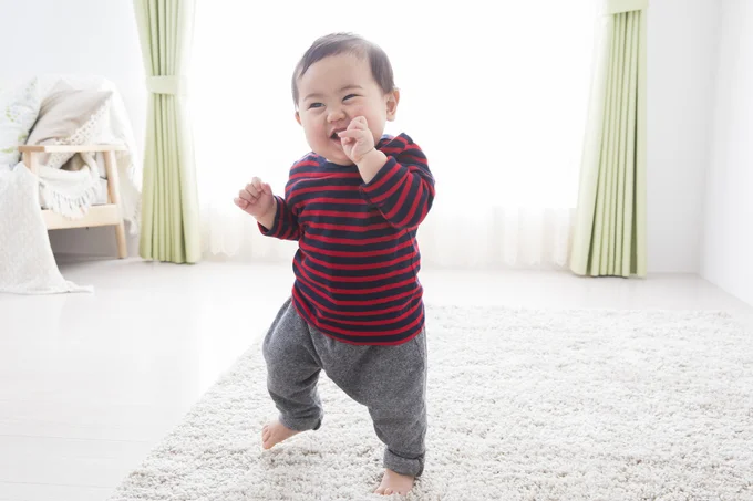 よちよち歩きの赤ちゃん