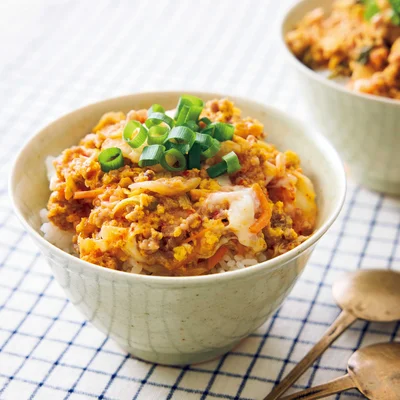 暑くて火を使いたくない日に！ レンチンでスタミナ満点「豚玉キムチ丼」【洗い物最小限】