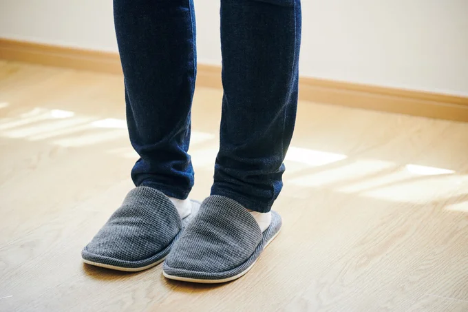 【ベタベタ床の予防術】1. スリッパを履く