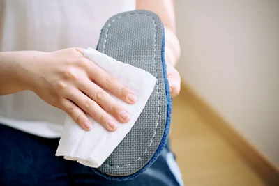 【ベタベタ床の予防術】2.  スリッパの裏を拭く