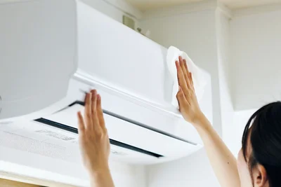 キッチンに近ければ近いほど、エアコンの表面のベタベタ汚れはひどいもの